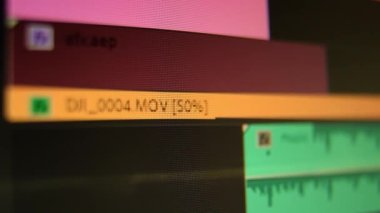 Film düzenleme yazılımında zaman çizelgesi düzenleniyor. Kapatın. Bilgisayar ekranı. Pikseller görünür. Video düzenleme yazılımındaki bilgisayar ekranının Dolly görüntüsü. Film müziği kliplerinin yerini değiştiriyorum. Alçak alan derinliği.