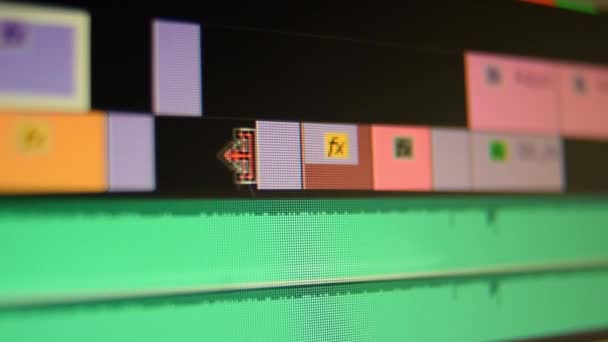 编辑电影编辑软件的时间表 宏观电脑屏幕 Pixels可见 在音频视频编辑软件中多利拍摄的电脑屏幕 移动电影音乐音效的切片断 地底深度低 — 图库视频影像