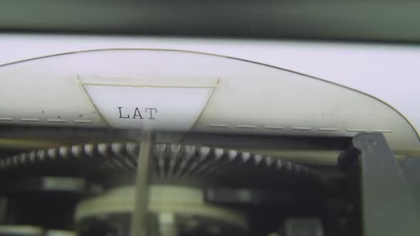Latest News Electric Typewriter Typing White Paper Electronic Modern Vintage — Stok Video