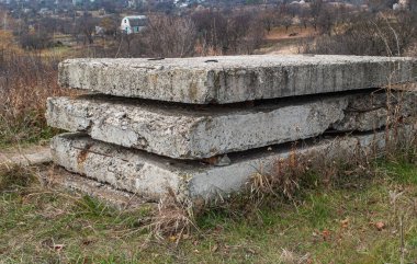 Dikey olarak dizilmiş eski beton levhalar