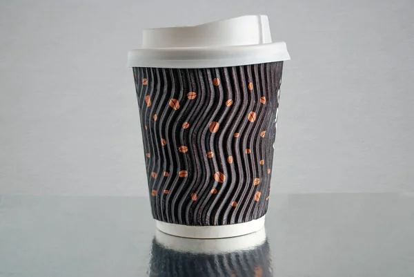 灰色の背景と鏡面反射の白い蓋付きコーヒーカップ — ストック写真