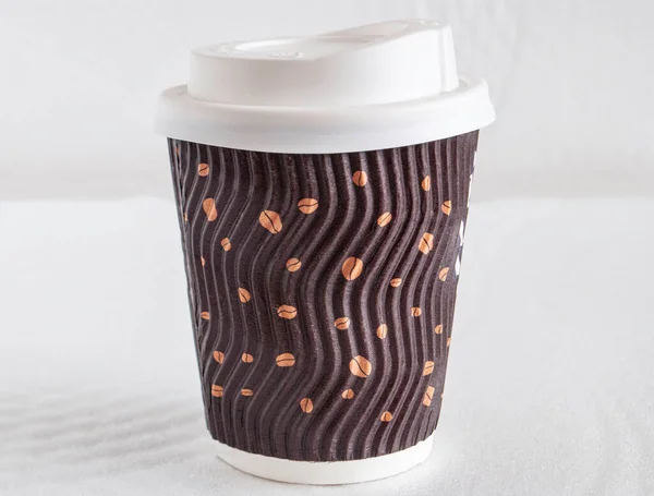 灰色の背景に白い蓋付きコーヒーカップ — ストック写真