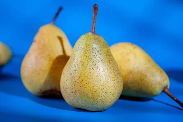 甘い食欲をそそる梨影のある美しい青の背景 — ストック写真