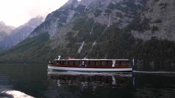 Σκάφος Στην Ήρεμη Λίμνη Knigssee Στα Βουνά Στη Βαυαρία Γερμανία — Αρχείο Βίντεο