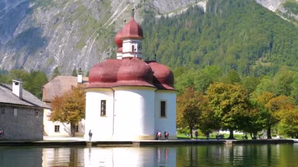 反映在德国巴伐利亚平静的Knigssee湖中的St Bartholomew教堂 — 图库视频影像