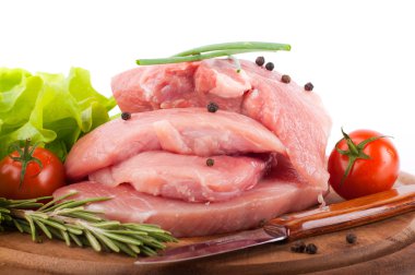 çiğ et, şarap ve baharatlar