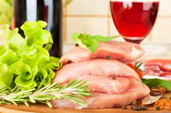 Carne crua, vinho e especiarias — Fotografia de Stock