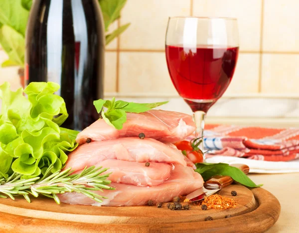 Raw meat, wine and spices — Stock Photo, Image