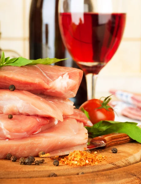 Rohes Fleisch, Wein und Gewürze — Stockfoto