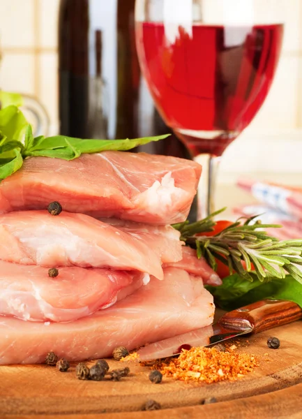 Surowe mięso, wina i przyprawy — Zdjęcie stockowe