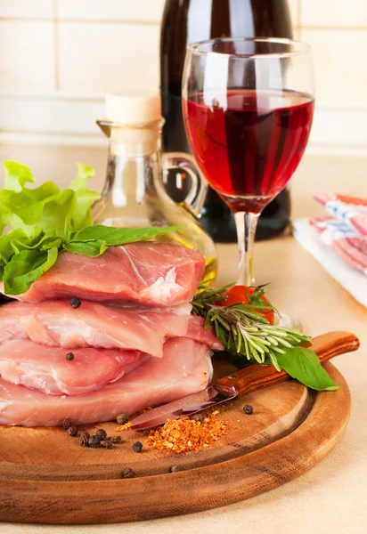 Carne crua, vinho e especiarias — Fotografia de Stock