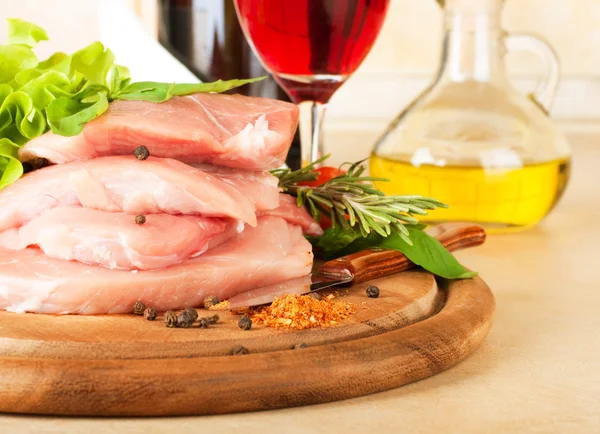 Rohes Fleisch, Wein und Gewürze — Stockfoto