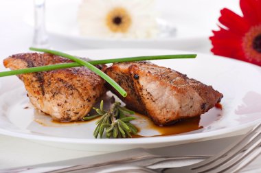 çiğ et, şarap ve ahşap bir gemide baharat