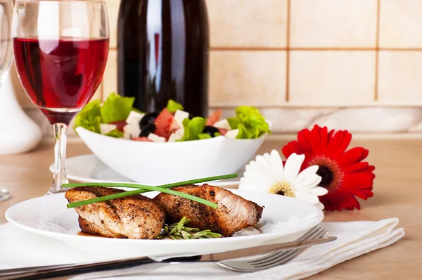 Carne cruda, vino y especias en una tabla de madera —  Fotos de Stock