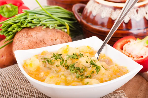 Batata com carne e cogumelos em um estilo de casa de pote — Fotografia de Stock