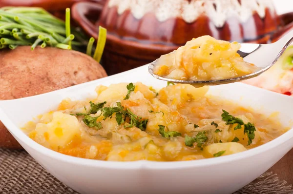 Batata com carne e cogumelos em um estilo de casa de pote — Fotografia de Stock