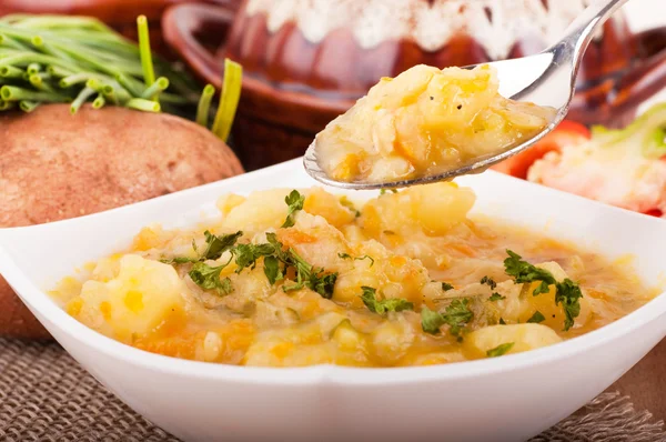 Batata com carne e cogumelos em um estilo de casa de pote — Fotografia de Stock