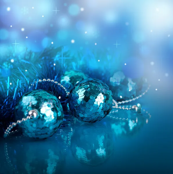 Yeni yıl kartı mavi topları ve bir flama