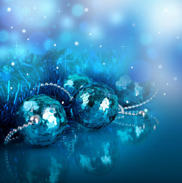 Новогодняя открытка с голубыми шариками и стримером
