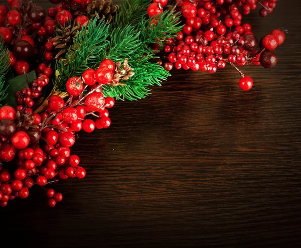 Une couronne de Noël de baies rouges, un sapin et des cônes — Photo