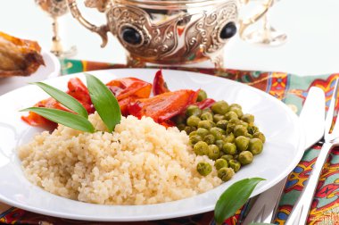 Yeşil-maddeleri ve Arapça sofra ile kuskus