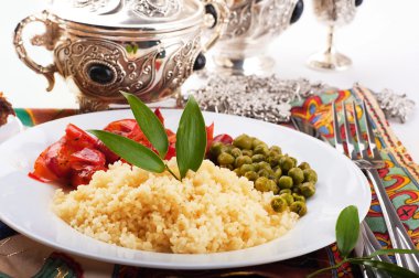 Yeşil-maddeleri ve Arapça sofra ile kuskus