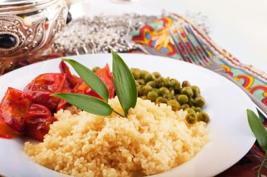 Yeşil-maddeleri ve Arapça sofra ile kuskus