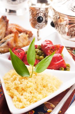 Yeşil-maddeleri ve Arapça sofra ile kuskus