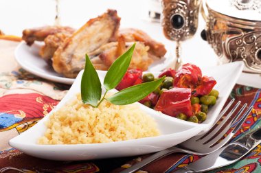 Yeşil-maddeleri ve Arapça sofra ile kuskus