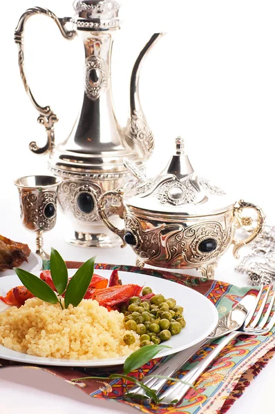 Couscous mit grünen Stoffen und arabischem Geschirr — Stockfoto