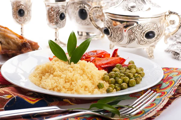 Couscous con productos verdes y vajilla árabe — Foto de Stock