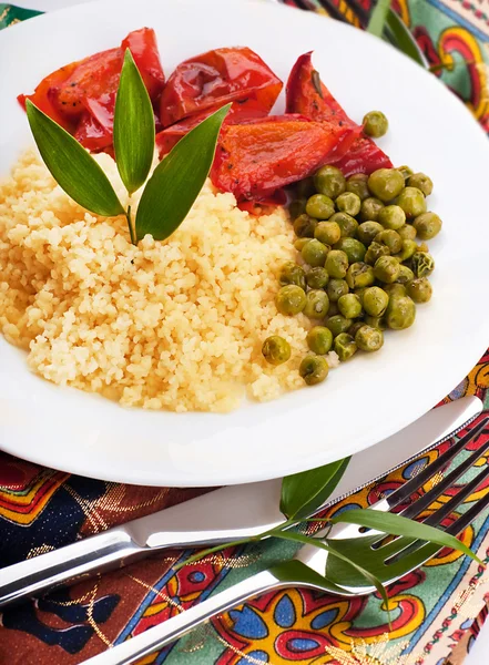 Couscous mit grünen Stoffen und arabischem Geschirr — Stockfoto