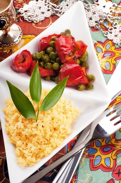 Couscous con stoviglie verdi e arabe — Foto Stock