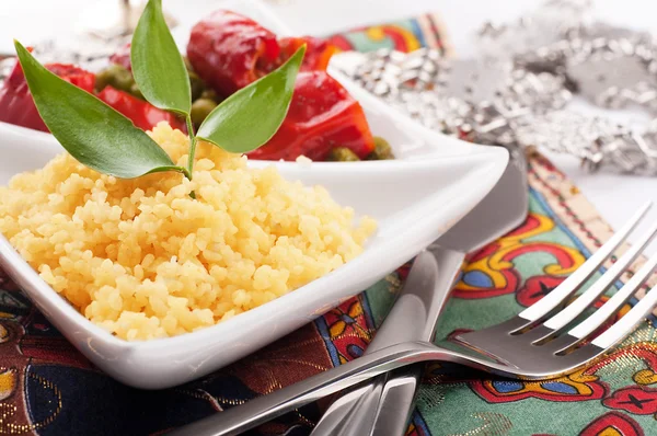 Couscous mit grünen Stoffen und arabischem Geschirr — Stockfoto