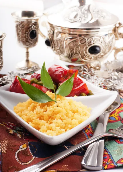 Couscous mit grünen Stoffen und arabischem Geschirr — Stockfoto