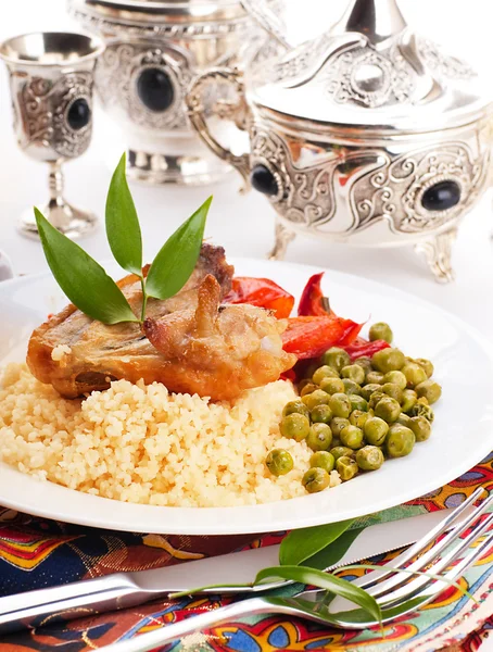 Couscous com produtos verdes e utensílios para serviço de mesa árabes — Fotografia de Stock