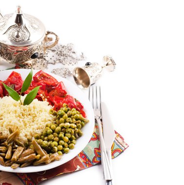 Yeşil-maddeleri ve Arapça sofra ile kuskus