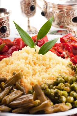 Yeşil-maddeleri ve Arapça sofra ile kuskus