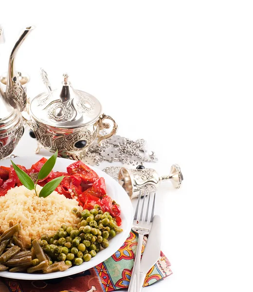 Couscous mit grünen Stoffen und arabischem Geschirr — Stockfoto