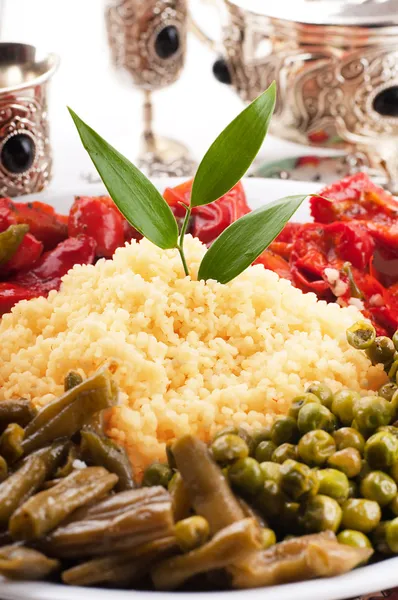 Yeşil-maddeleri ve Arapça sofra ile kuskus