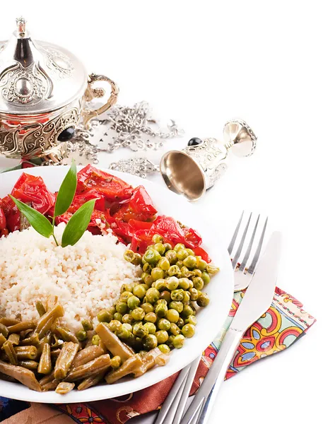 Couscous mit grünen Stoffen und arabischem Geschirr — Stockfoto