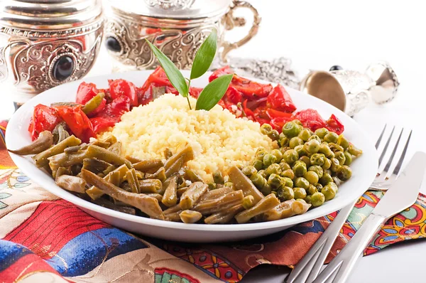 Couscous com produtos verdes e utensílios para serviço de mesa árabes — Fotografia de Stock