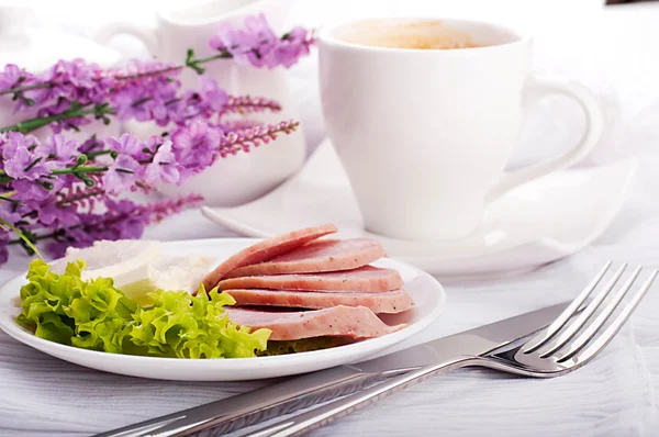 Desayuno con salchichas, queso y café, estilo provenzal —  Fotos de Stock