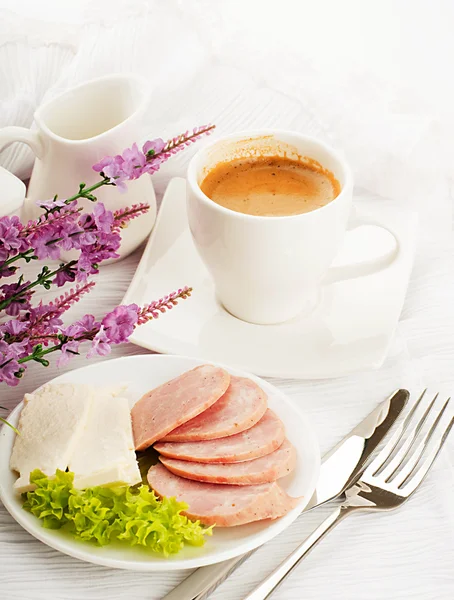 A kolbász, a sajt és a kávé, a Provence-i stílusú reggeli — Stock Fotó