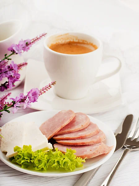 Colazione a base di salsiccia, formaggio e caffè, stile provenzale — Foto Stock