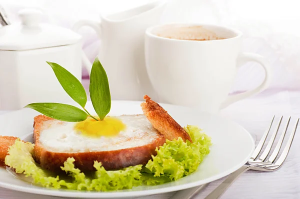 Petit-déjeuner à la saucisse, fromage et café, style provençal — Photo