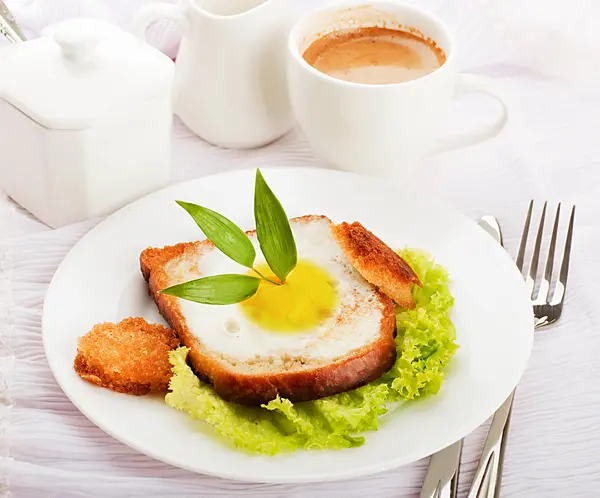 Colazione a base di salsiccia, formaggio e caffè, stile provenzale — Foto Stock