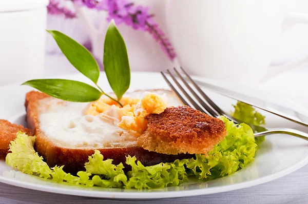 Ontbijt van de gebakken eieren en koffie, Provençaalse stijl — Stockfoto