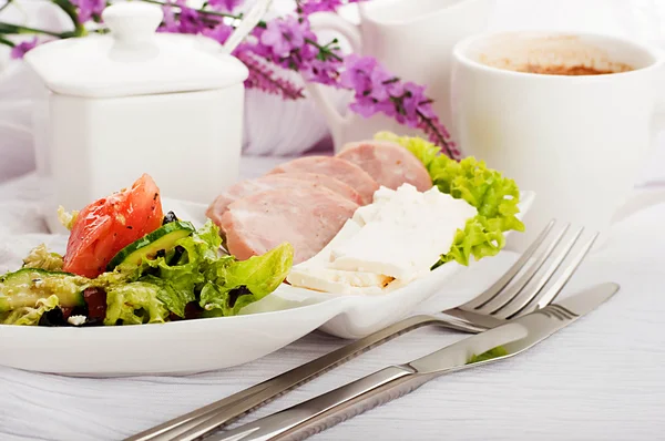 Desayuno con salchichas, queso y café, estilo provenzal —  Fotos de Stock