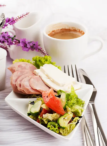 Colazione a base di salsiccia, formaggio e caffè, stile provenzale — Foto Stock